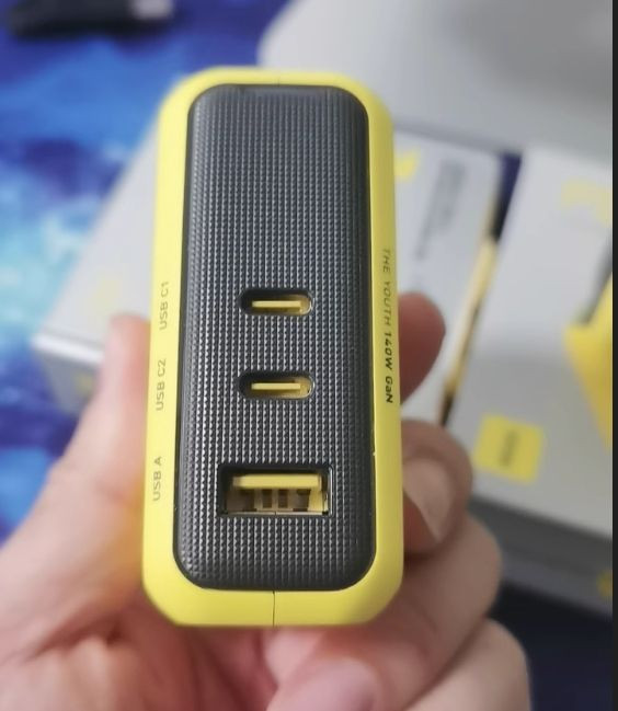 140W GaN fast charging charger  2C 1A
