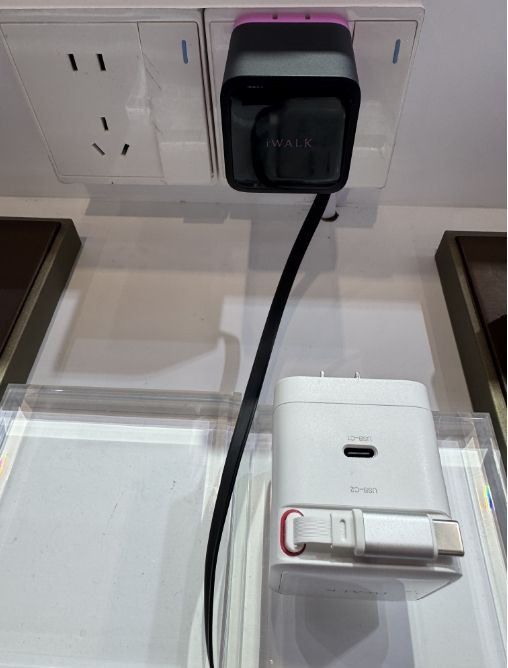 65W GaN Fast mobile charger  with retractable cable 67W GaN charger mobile holder