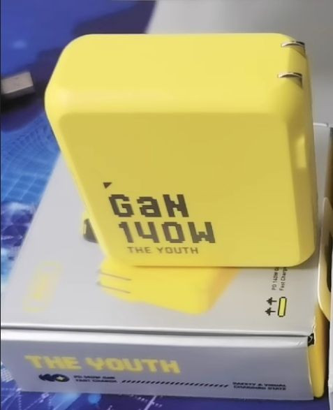 140W GaN fast charging charger  2C 1A